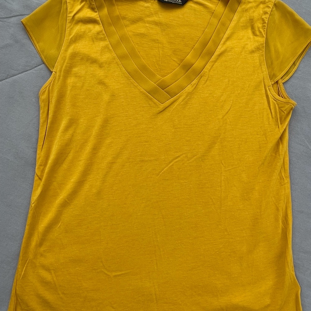 Massimo Dutti Top XS. Nice collar finishes.Mustard